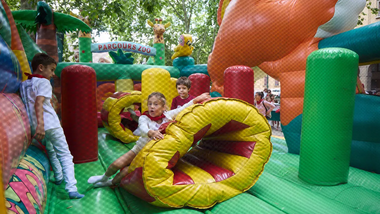 Kirolari Sport kids, el espacio deportivo y recreativo infantil en colaboración con las federaciones deportivas en el parque de la Medialuna durante las fiestas de San Fermín 2025. IÑIGO ALZUGARAY