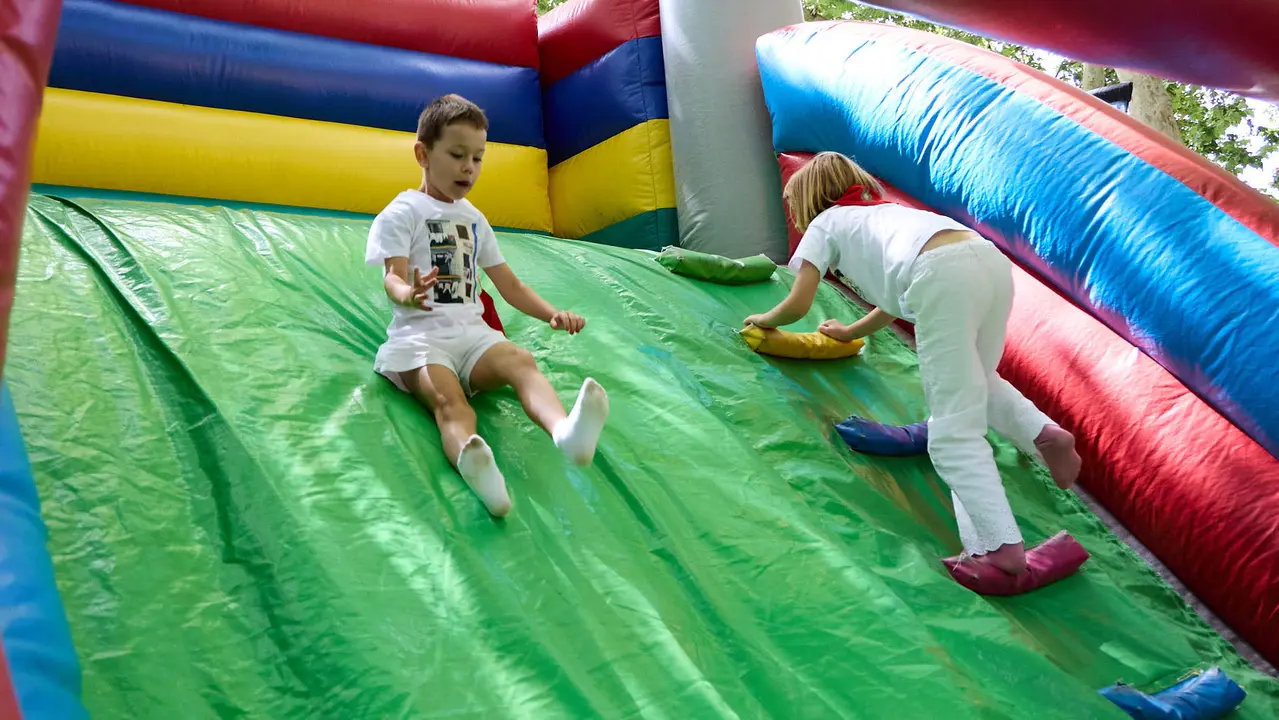 Kirolari Sport kids, el espacio deportivo y recreativo infantil en colaboración con las federaciones deportivas en el parque de la Medialuna durante las fiestas de San Fermín 2025. IÑIGO ALZUGARAY
