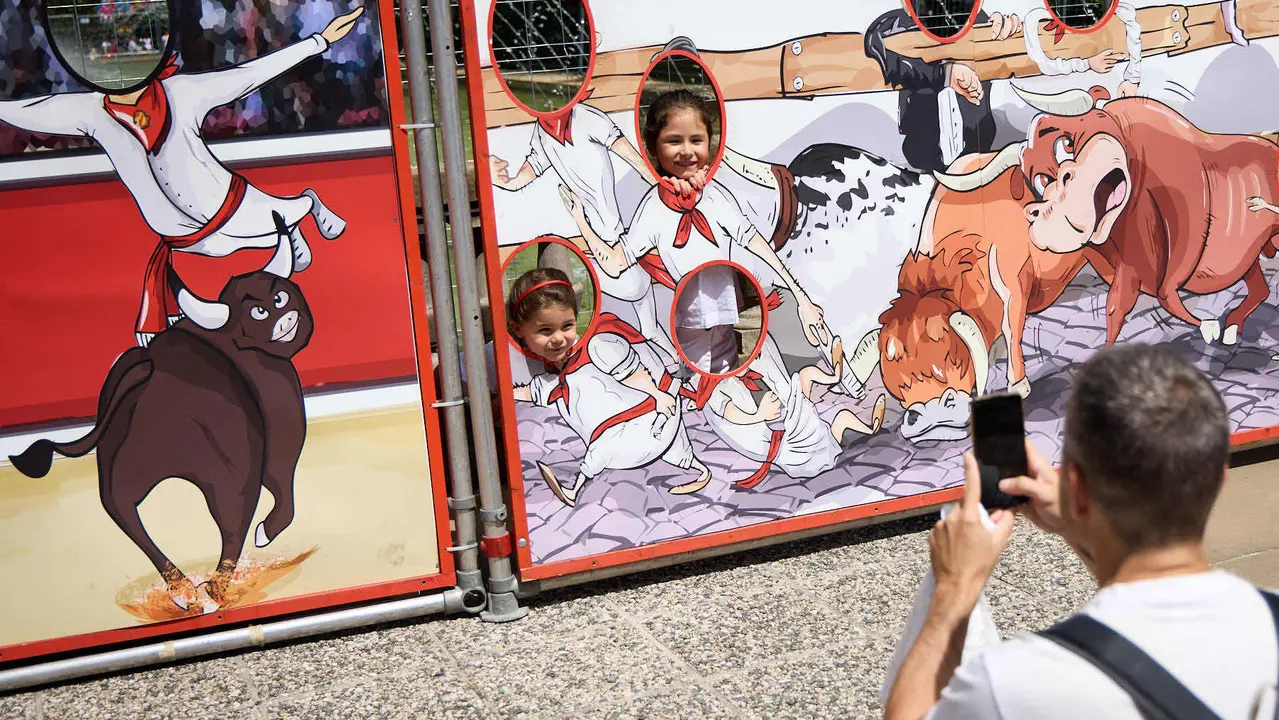 Kirolari Sport kids, el espacio deportivo y recreativo infantil en colaboración con las federaciones deportivas en el parque de la Medialuna durante las fiestas de San Fermín 2025. IÑIGO ALZUGARAY
