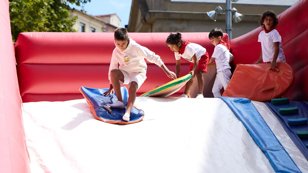 Kirolari Sport kids, el espacio deportivo y recreativo infantil en colaboración con las federaciones deportivas en el parque de la Medialuna durante las fiestas de San Fermín 2025. IÑIGO ALZUGARAY