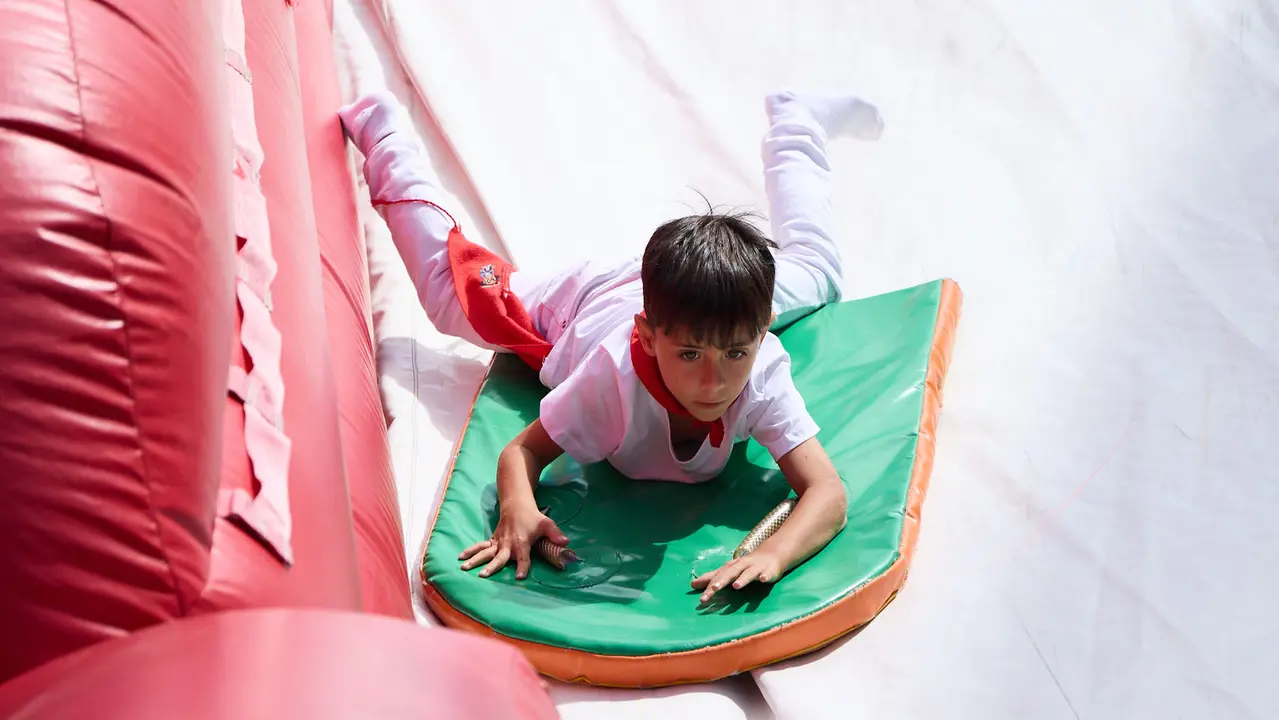 Kirolari Sport kids, el espacio deportivo y recreativo infantil en colaboración con las federaciones deportivas en el parque de la Medialuna durante las fiestas de San Fermín 2025. IÑIGO ALZUGARAY