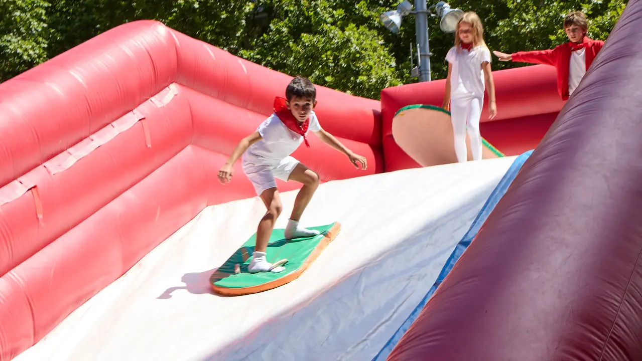 Kirolari Sport kids, el espacio deportivo y recreativo infantil en colaboración con las federaciones deportivas en el parque de la Medialuna durante las fiestas de San Fermín 2025. IÑIGO ALZUGARAY