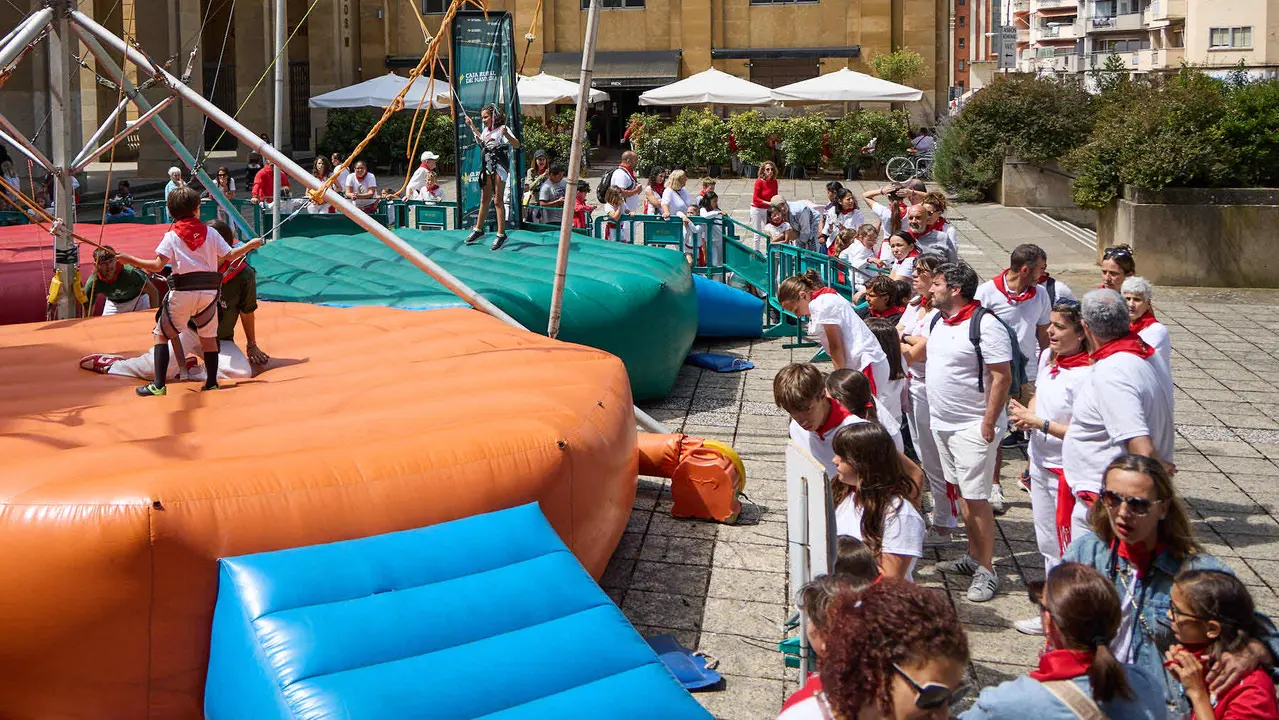 Kirolari Sport kids, el espacio deportivo y recreativo infantil en colaboración con las federaciones deportivas en el parque de la Medialuna durante las fiestas de San Fermín 2025. IÑIGO ALZUGARAY