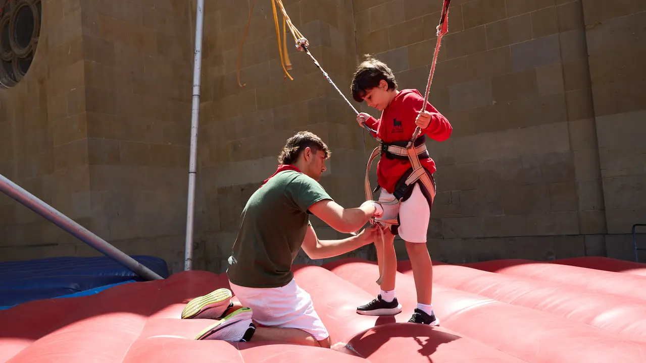 Kirolari Sport kids, el espacio deportivo y recreativo infantil en colaboración con las federaciones deportivas en el parque de la Medialuna durante las fiestas de San Fermín 2025. IÑIGO ALZUGARAY