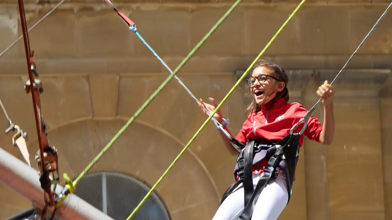 Kirolari Sport kids, el espacio deportivo y recreativo infantil en colaboración con las federaciones deportivas en el parque de la Medialuna durante las fiestas de San Fermín 2025. IÑIGO ALZUGARAY
