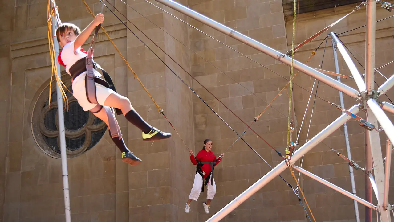 Kirolari Sport kids, el espacio deportivo y recreativo infantil en colaboración con las federaciones deportivas en el parque de la Medialuna durante las fiestas de San Fermín 2025. IÑIGO ALZUGARAY