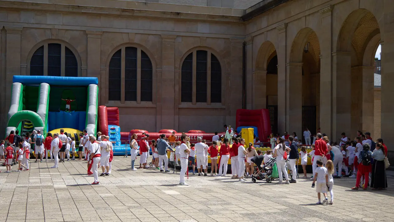 Kirolari Sport kids, el espacio deportivo y recreativo infantil en colaboración con las federaciones deportivas en el parque de la Medialuna durante las fiestas de San Fermín 2025. IÑIGO ALZUGARAY