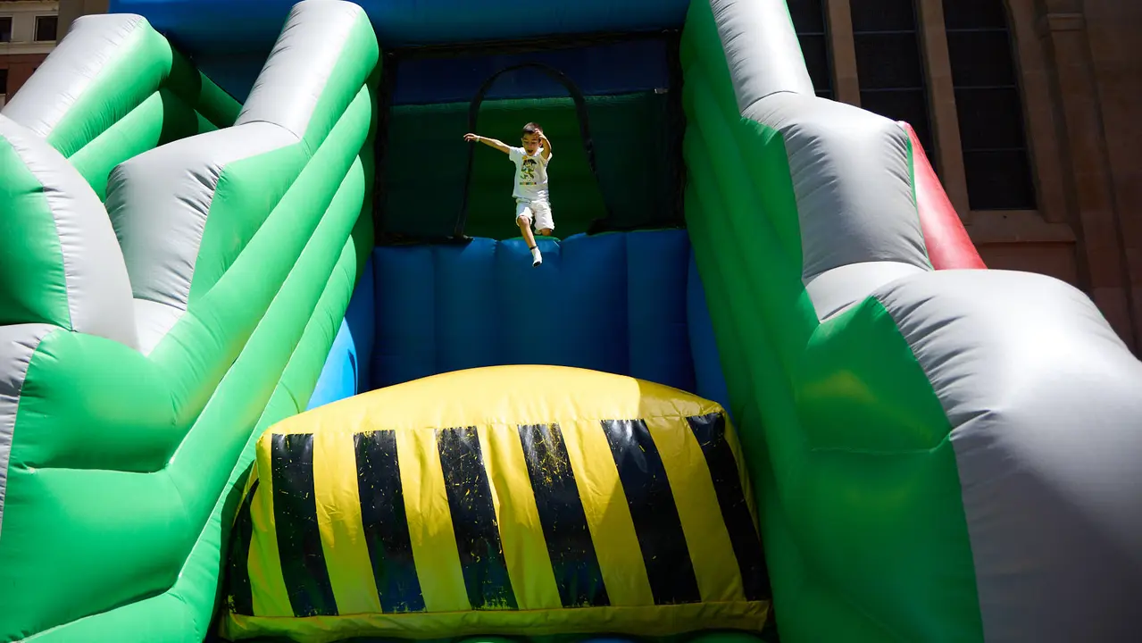 Kirolari Sport kids, el espacio deportivo y recreativo infantil en colaboración con las federaciones deportivas en el parque de la Medialuna durante las fiestas de San Fermín 2025. IÑIGO ALZUGARAY