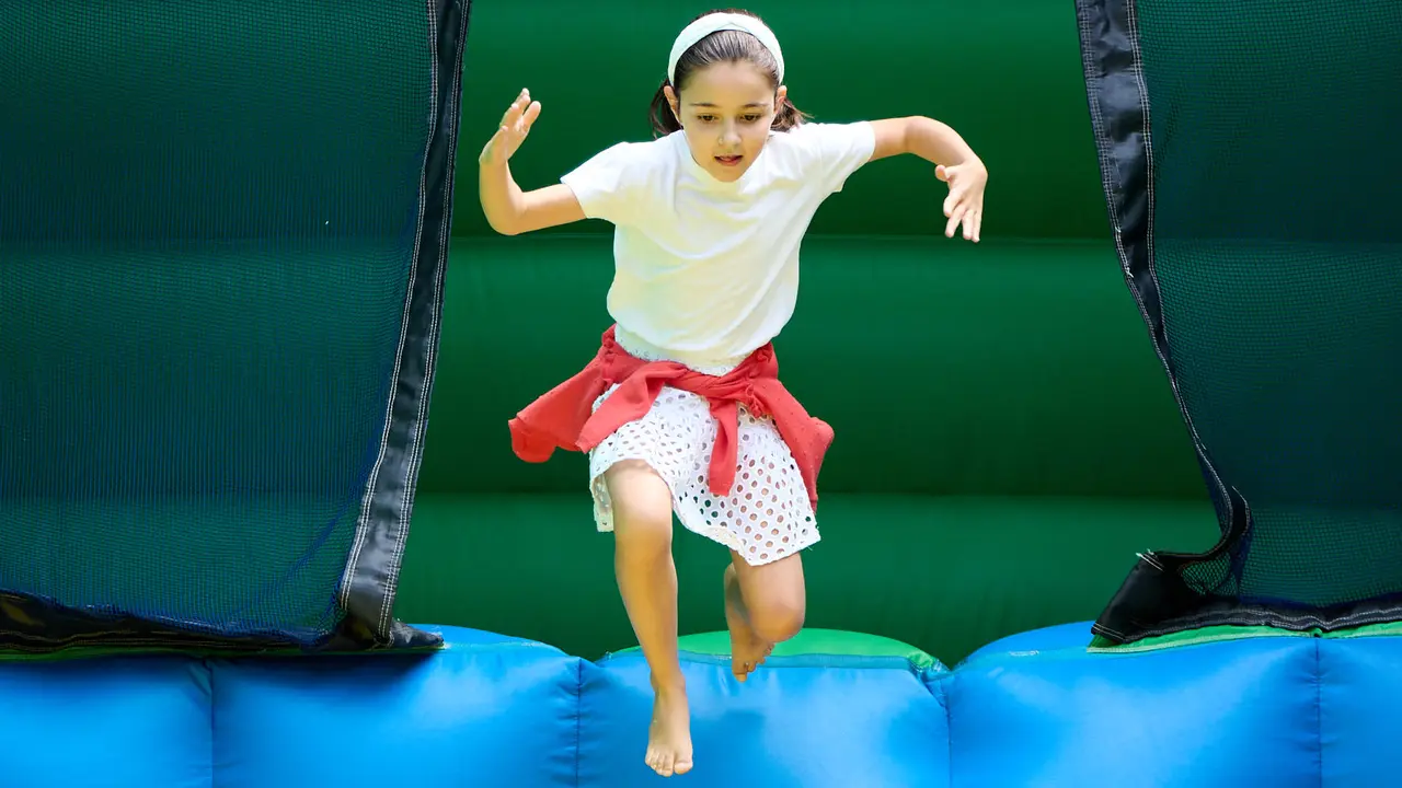 Kirolari Sport kids, el espacio deportivo y recreativo infantil en colaboración con las federaciones deportivas en el parque de la Medialuna durante las fiestas de San Fermín 2025. IÑIGO ALZUGARAY