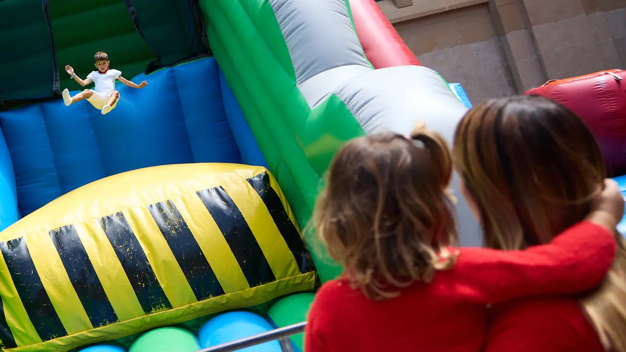 Kirolari Sport kids, el espacio deportivo y recreativo infantil en colaboración con las federaciones deportivas en el parque de la Medialuna durante las fiestas de San Fermín 2025. IÑIGO ALZUGARAY