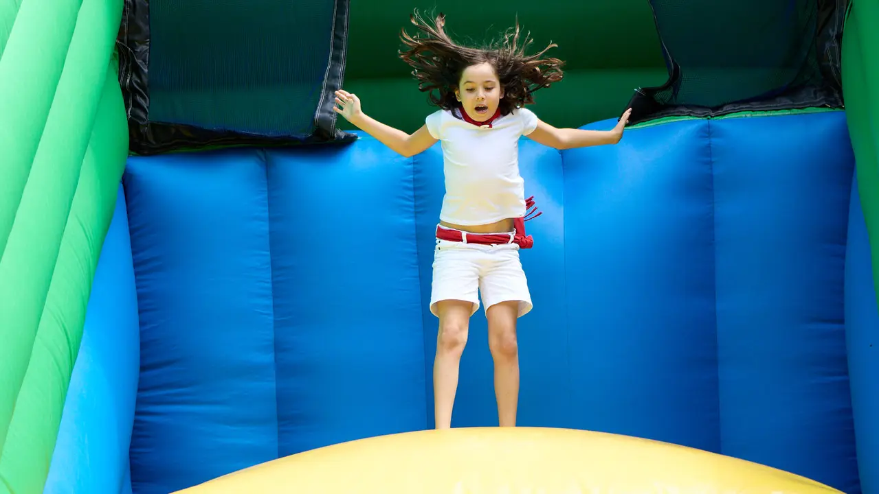 Kirolari Sport kids, el espacio deportivo y recreativo infantil en colaboración con las federaciones deportivas en el parque de la Medialuna durante las fiestas de San Fermín 2025. IÑIGO ALZUGARAY