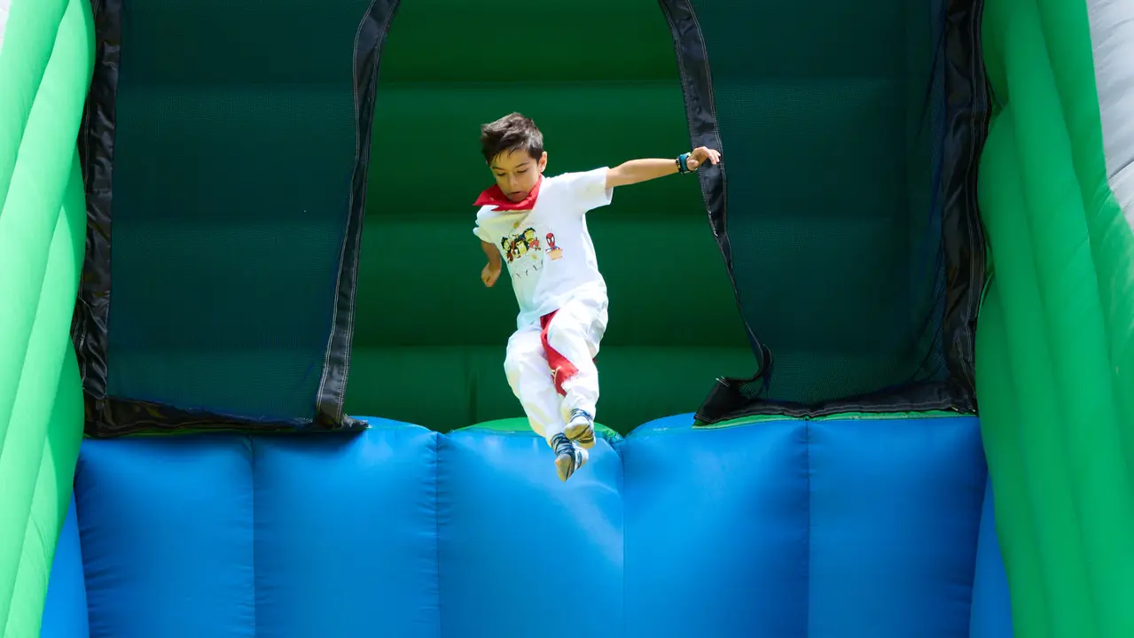 Kirolari Sport kids, el espacio deportivo y recreativo infantil en colaboración con las federaciones deportivas en el parque de la Medialuna durante las fiestas de San Fermín 2025. IÑIGO ALZUGARAY