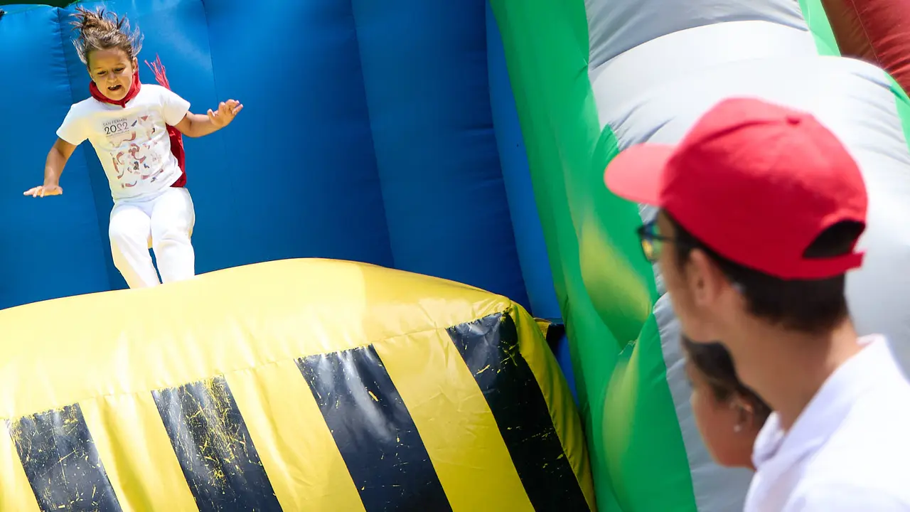 Kirolari Sport kids, el espacio deportivo y recreativo infantil en colaboración con las federaciones deportivas en el parque de la Medialuna durante las fiestas de San Fermín 2025. IÑIGO ALZUGARAY