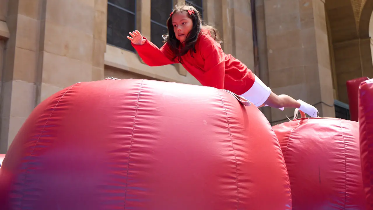 Kirolari Sport kids, el espacio deportivo y recreativo infantil en colaboración con las federaciones deportivas en el parque de la Medialuna durante las fiestas de San Fermín 2025. IÑIGO ALZUGARAY