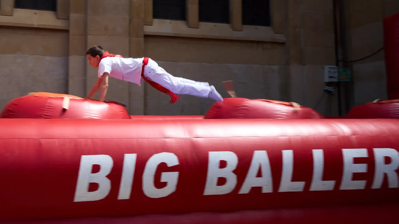 Kirolari Sport kids, el espacio deportivo y recreativo infantil en colaboración con las federaciones deportivas en el parque de la Medialuna durante las fiestas de San Fermín 2025. IÑIGO ALZUGARAY