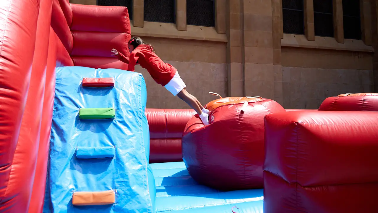 Kirolari Sport kids, el espacio deportivo y recreativo infantil en colaboración con las federaciones deportivas en el parque de la Medialuna durante las fiestas de San Fermín 2025. IÑIGO ALZUGARAY
