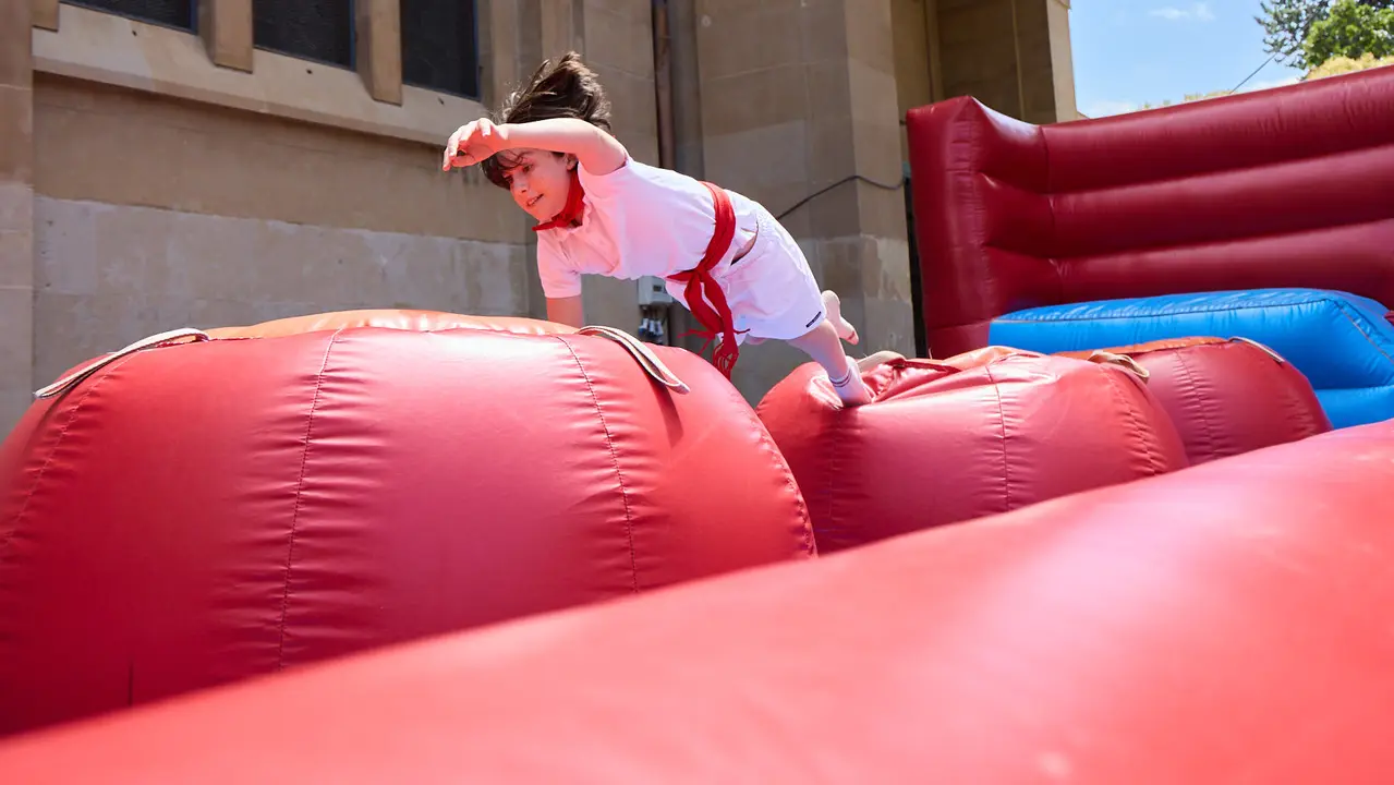 Kirolari Sport kids, el espacio deportivo y recreativo infantil en colaboración con las federaciones deportivas en el parque de la Medialuna durante las fiestas de San Fermín 2025. IÑIGO ALZUGARAY