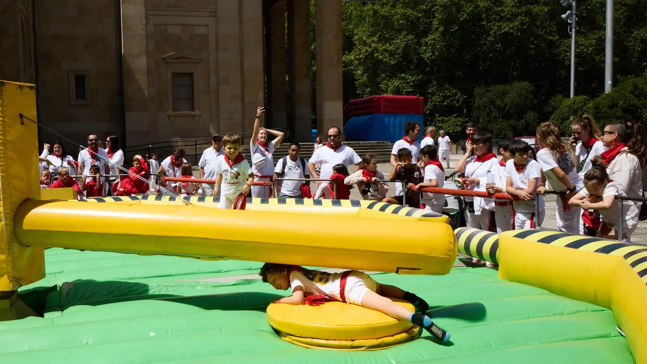 Kirolari Sport kids, el espacio deportivo y recreativo infantil en colaboración con las federaciones deportivas en el parque de la Medialuna durante las fiestas de San Fermín 2025. IÑIGO ALZUGARAY