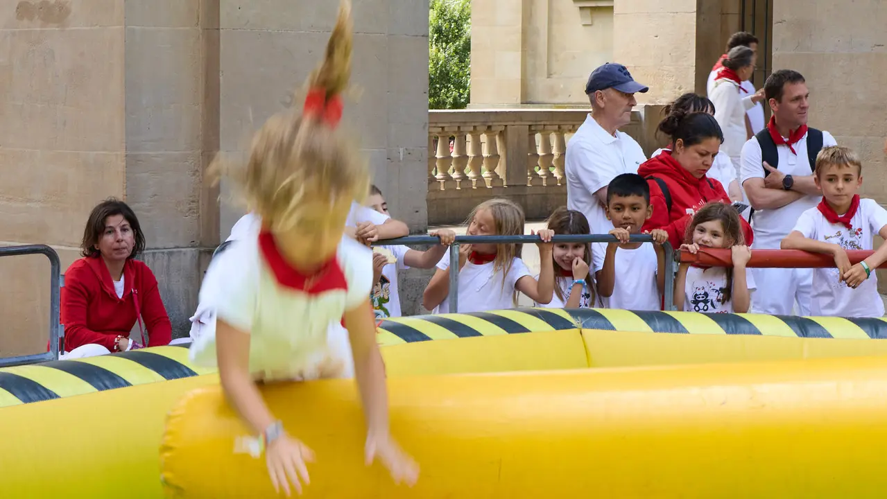 Kirolari Sport kids, el espacio deportivo y recreativo infantil en colaboración con las federaciones deportivas en el parque de la Medialuna durante las fiestas de San Fermín 2025. IÑIGO ALZUGARAY