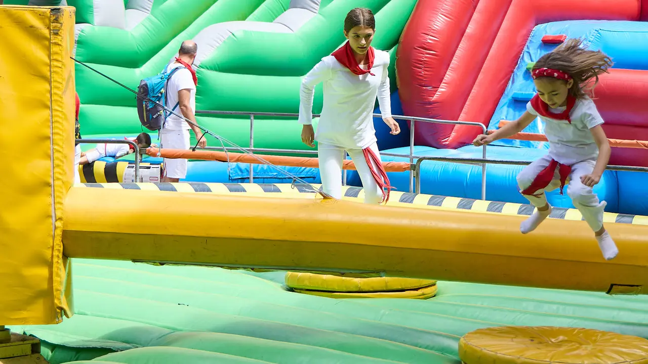 Kirolari Sport kids, el espacio deportivo y recreativo infantil en colaboración con las federaciones deportivas en el parque de la Medialuna durante las fiestas de San Fermín 2025. IÑIGO ALZUGARAY