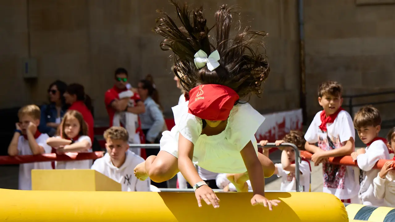 Kirolari Sport kids, el espacio deportivo y recreativo infantil en colaboración con las federaciones deportivas en el parque de la Medialuna durante las fiestas de San Fermín 2025. IÑIGO ALZUGARAY