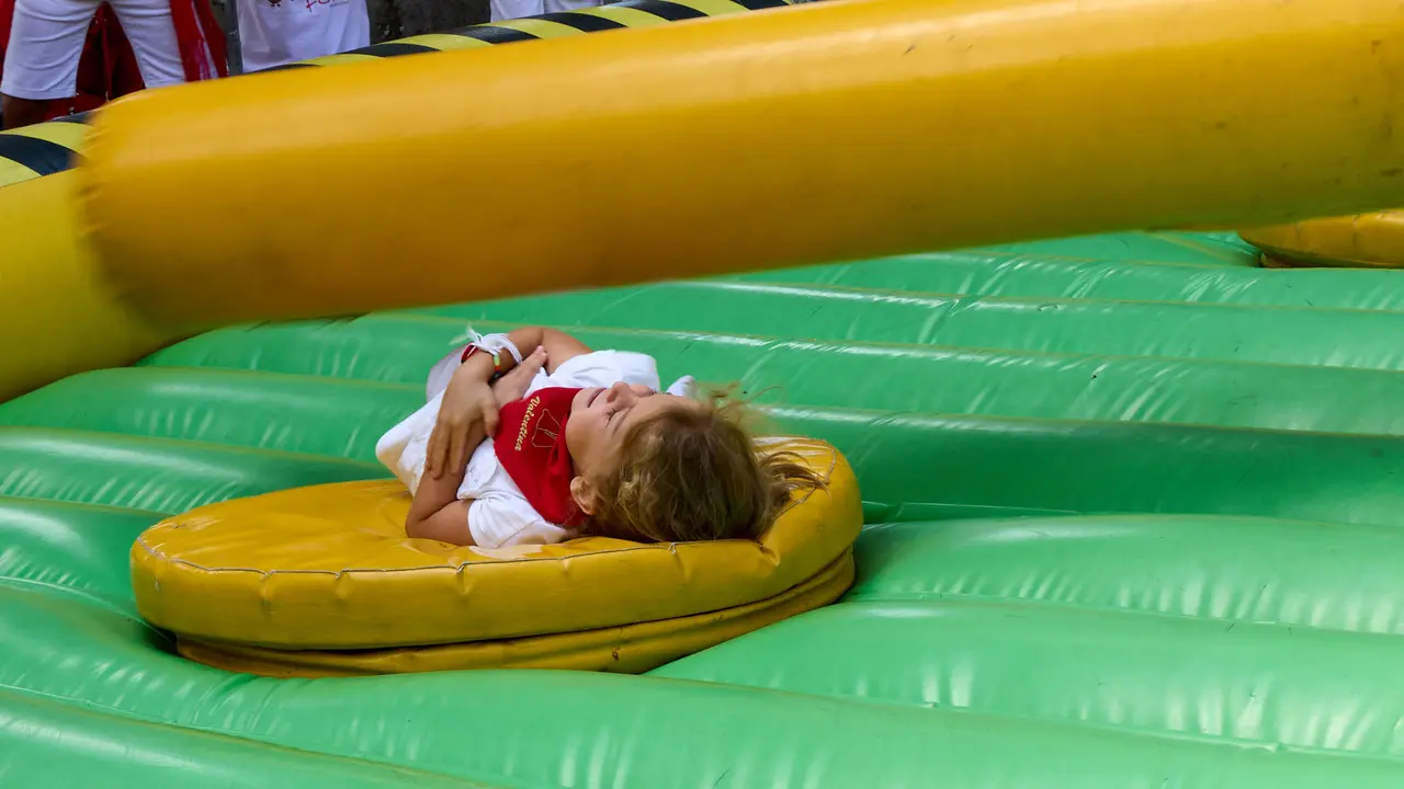 Kirolari Sport kids, el espacio deportivo y recreativo infantil en colaboración con las federaciones deportivas en el parque de la Medialuna durante las fiestas de San Fermín 2025. IÑIGO ALZUGARAY