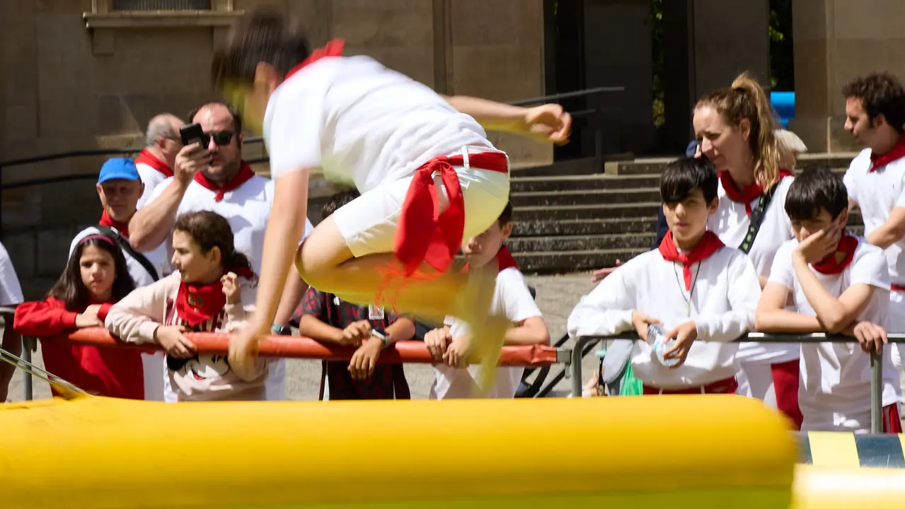 Kirolari Sport kids, el espacio deportivo y recreativo infantil en colaboración con las federaciones deportivas en el parque de la Medialuna durante las fiestas de San Fermín 2025. IÑIGO ALZUGARAY