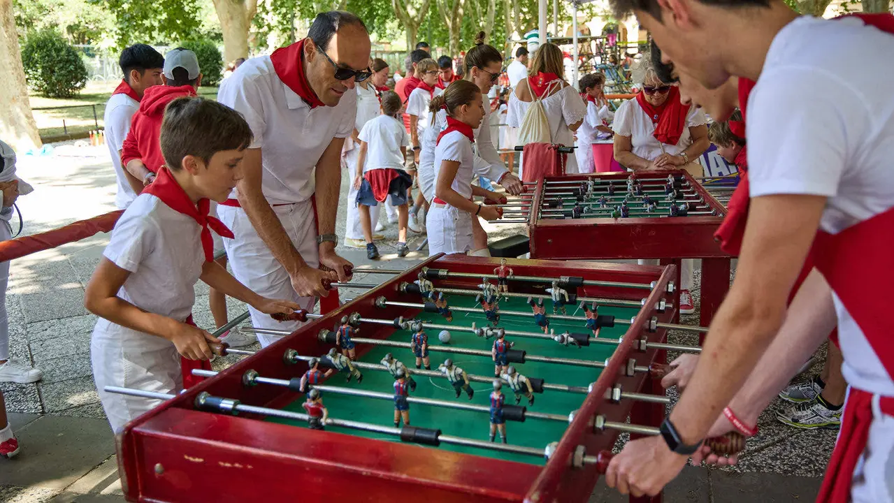 Kirolari Sport kids, el espacio deportivo y recreativo infantil en colaboración con las federaciones deportivas en el parque de la Medialuna durante las fiestas de San Fermín 2025. IÑIGO ALZUGARAY