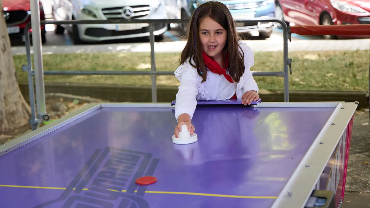 Kirolari Sport kids, el espacio deportivo y recreativo infantil en colaboración con las federaciones deportivas en el parque de la Medialuna durante las fiestas de San Fermín 2025. IÑIGO ALZUGARAY