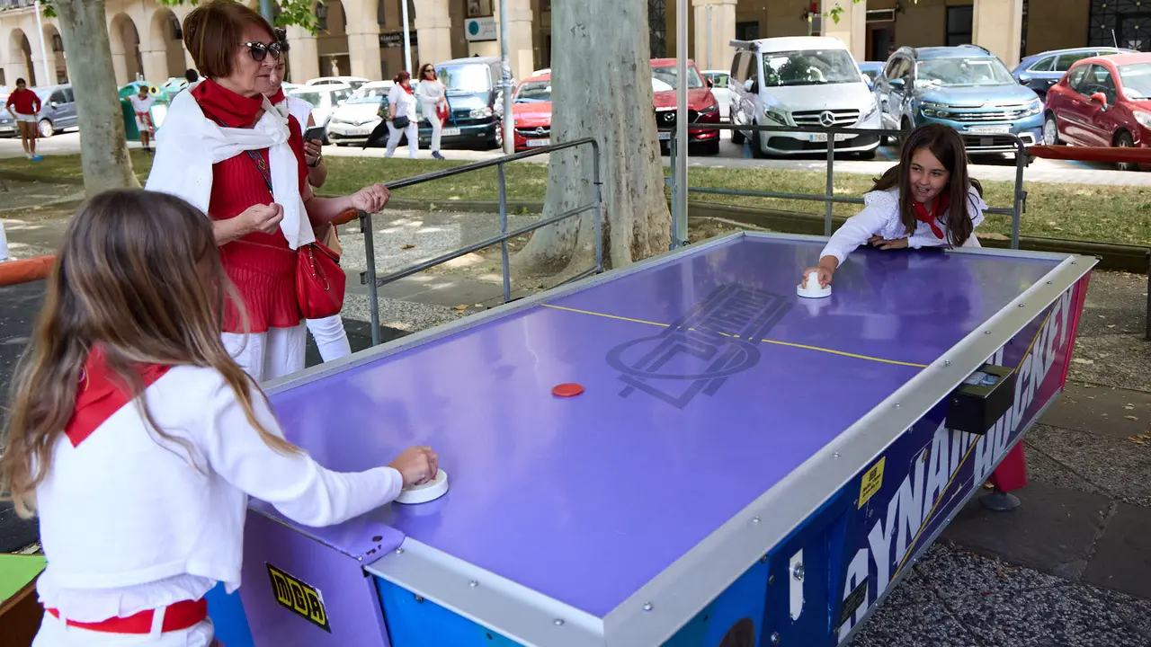 Kirolari Sport kids, el espacio deportivo y recreativo infantil en colaboración con las federaciones deportivas en el parque de la Medialuna durante las fiestas de San Fermín 2025. IÑIGO ALZUGARAY