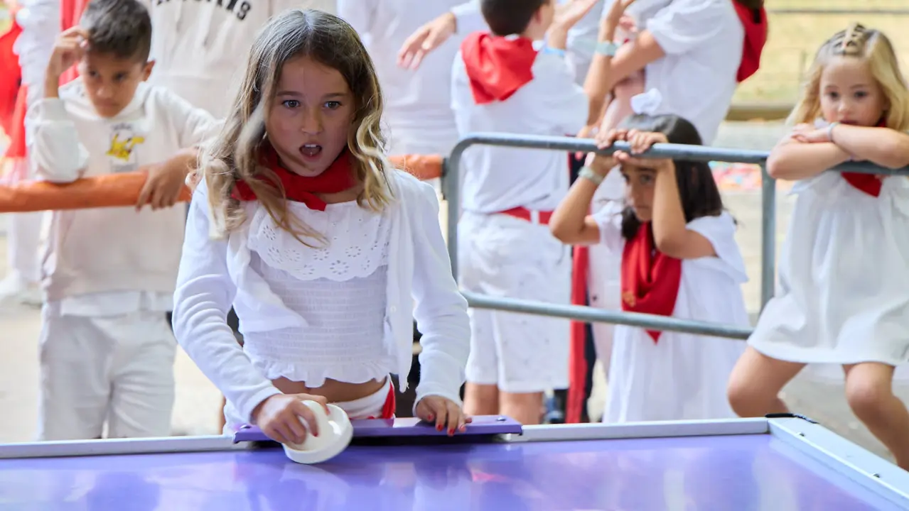 Kirolari Sport kids, el espacio deportivo y recreativo infantil en colaboración con las federaciones deportivas en el parque de la Medialuna durante las fiestas de San Fermín 2025. IÑIGO ALZUGARAY