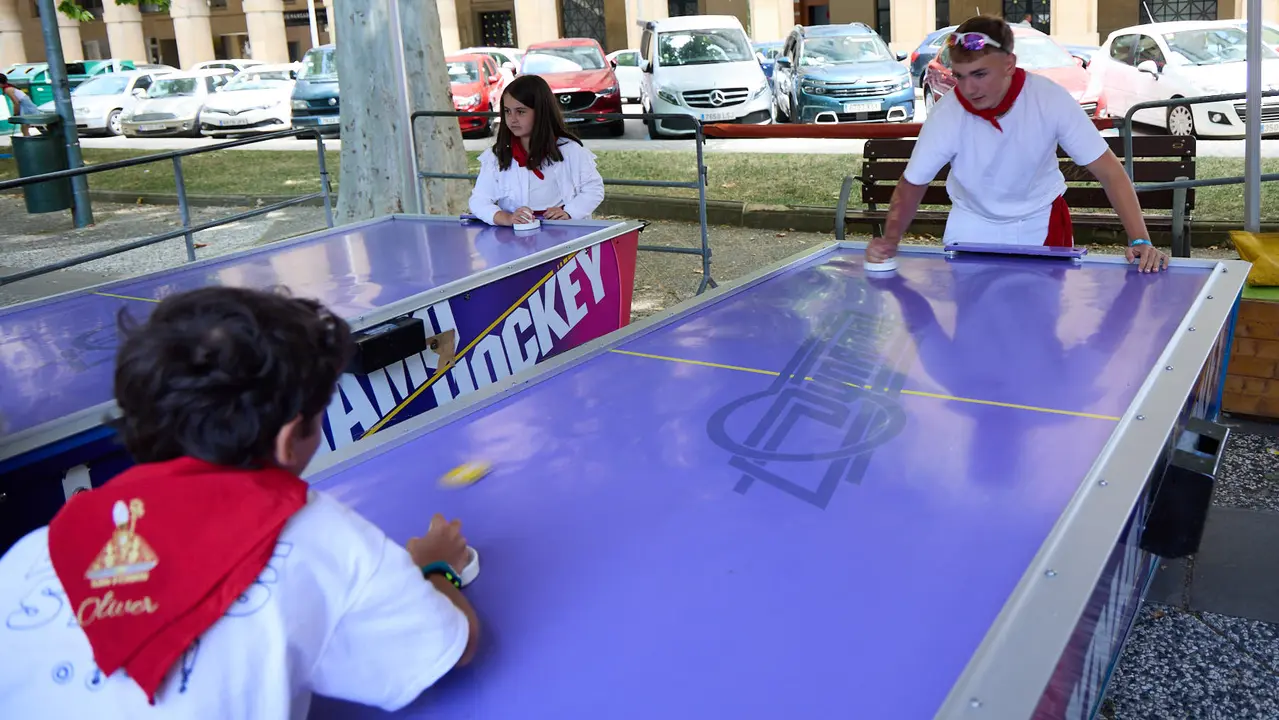 Kirolari Sport kids, el espacio deportivo y recreativo infantil en colaboración con las federaciones deportivas en el parque de la Medialuna durante las fiestas de San Fermín 2025. IÑIGO ALZUGARAY