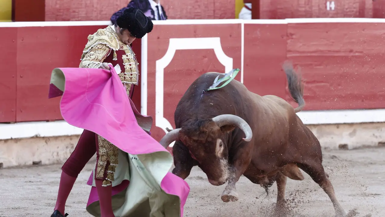 El torero Morante de la Puebla recibe con el capote a su primer toro de la tarde en la quinta de abono de la Feria de Toro de los Sanfermines 2025 con toros de la ganadería gaditana de Alvaro Nuñez y en la que comparte cartel con los diestros Andrés Roca Rey y Tomás Rufo. EFE/Jesús Diges