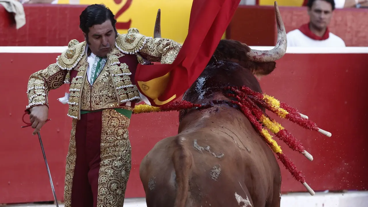El torero Morante de la Puebla durante la lidia a su primer toro de la tarde en la quinta de abono de la Feria de Toro de los Sanfermines 2025 con toros de la ganadería gaditana de Alvaro Nuñez y en la que comparte cartel con los diestros Andrés Roca Rey y Tomás Rufo. EFE/Jesús Diges