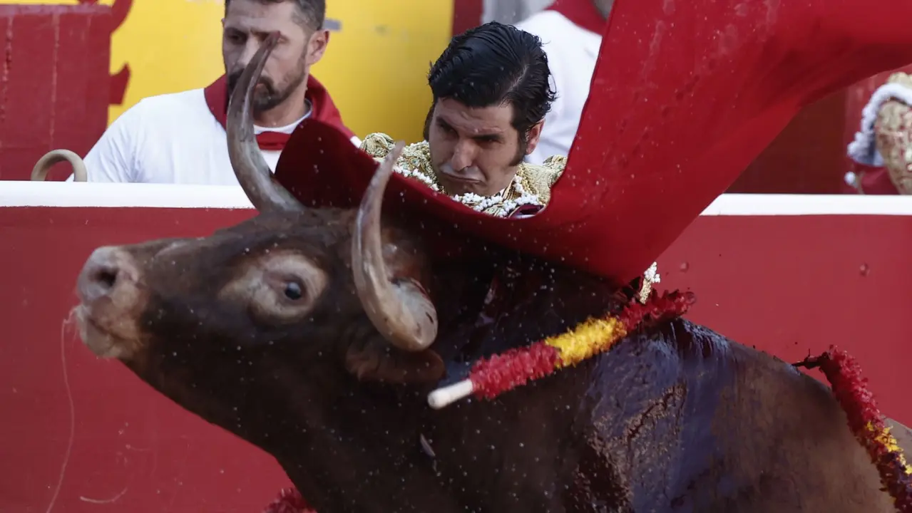 El torero Morante de la Puebla durante la lidia a su primer toro de la tarde en la quinta de abono de la Feria de Toro de los Sanfermines 2025 con toros de la ganadería gaditana de Alvaro Nuñez y en la que comparte cartel con los diestros Andrés Roca Rey y Tomás Rufo. EFE/Jesús Diges