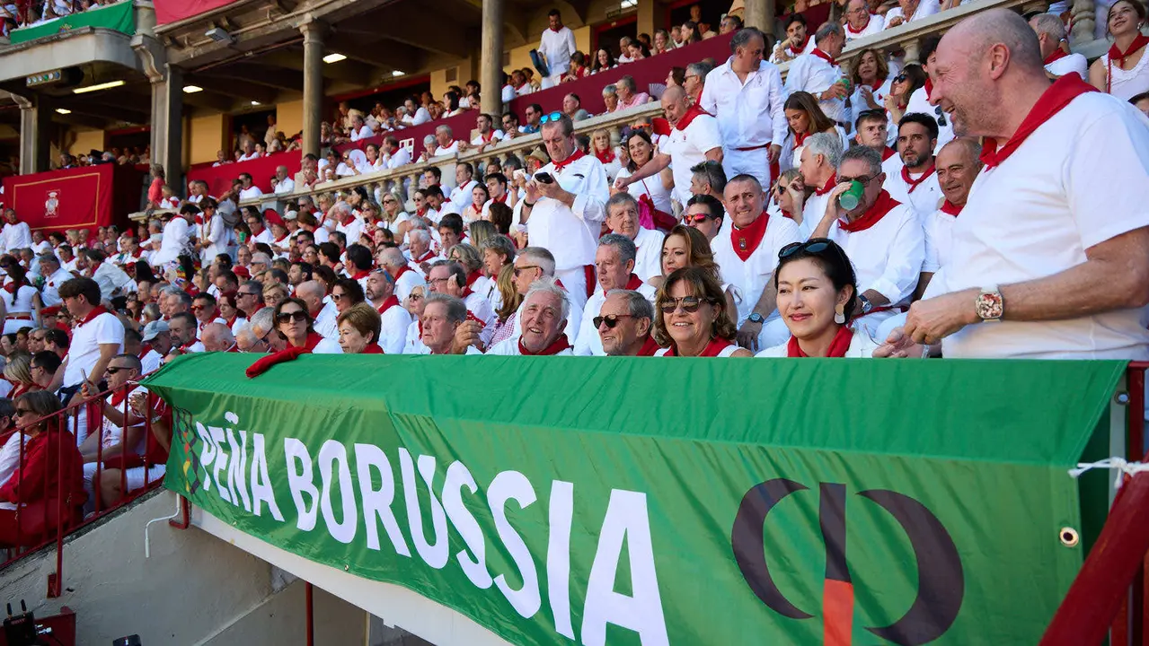 Los tendidos de la plaza de Toros de Pamplona durante la tercera corrida de la Feria del Toro de San Fermín 2025 con toros de Álvaro Núñez para Morante de la Puebla, Roca Rey y Tomás Rufo. IÑIGO ALZUGARAY