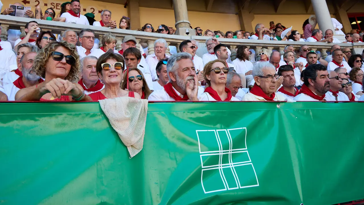 Los tendidos de la plaza de Toros de Pamplona durante la tercera corrida de la Feria del Toro de San Fermín 2025 con toros de Álvaro Núñez para Morante de la Puebla, Roca Rey y Tomás Rufo. IÑIGO ALZUGARAY