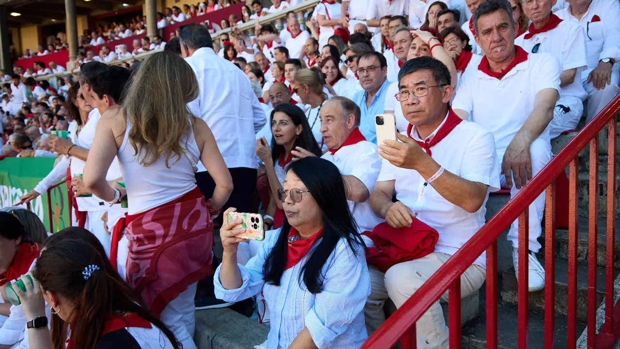 Los tendidos de la plaza de Toros de Pamplona durante la tercera corrida de la Feria del Toro de San Fermín 2025 con toros de Álvaro Núñez para Morante de la Puebla, Roca Rey y Tomás Rufo. IÑIGO ALZUGARAY