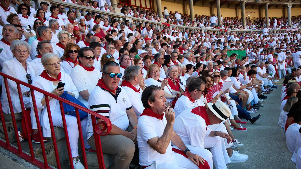Los tendidos de la plaza de Toros de Pamplona durante la tercera corrida de la Feria del Toro de San Fermín 2025 con toros de Álvaro Núñez para Morante de la Puebla, Roca Rey y Tomás Rufo. IÑIGO ALZUGARAY