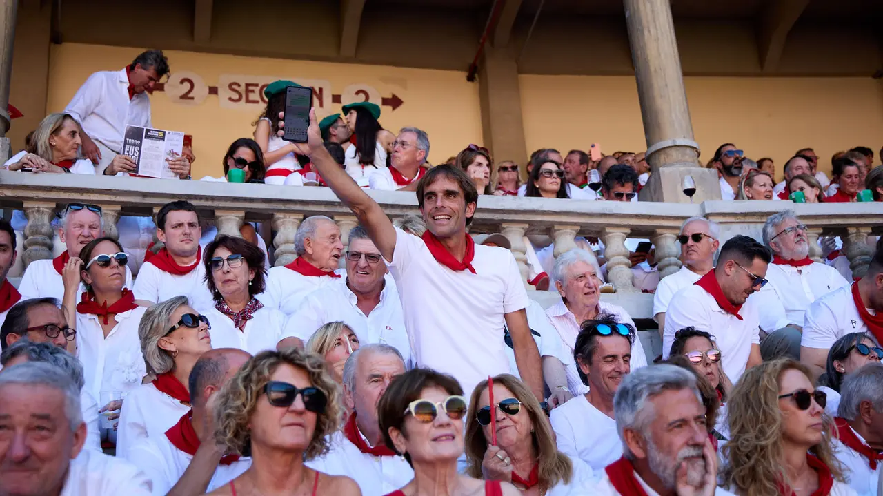 Los tendidos de la plaza de Toros de Pamplona durante la tercera corrida de la Feria del Toro de San Fermín 2025 con toros de Álvaro Núñez para Morante de la Puebla, Roca Rey y Tomás Rufo. IÑIGO ALZUGARAY