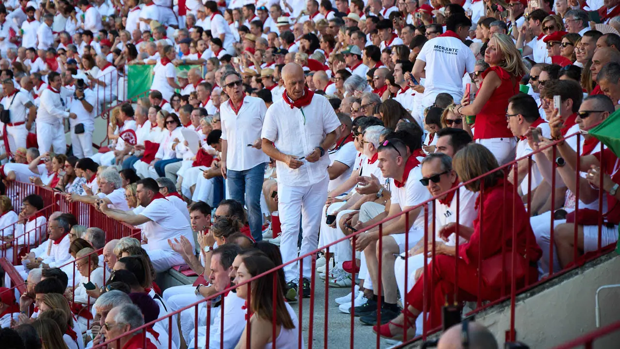 Los tendidos de la plaza de Toros de Pamplona durante la tercera corrida de la Feria del Toro de San Fermín 2025 con toros de Álvaro Núñez para Morante de la Puebla, Roca Rey y Tomás Rufo. IÑIGO ALZUGARAY