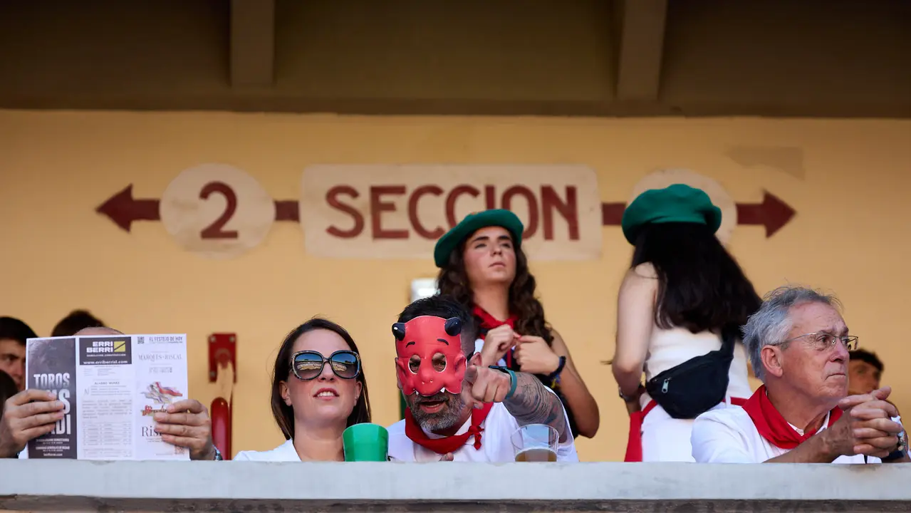Los tendidos de la plaza de Toros de Pamplona durante la tercera corrida de la Feria del Toro de San Fermín 2025 con toros de Álvaro Núñez para Morante de la Puebla, Roca Rey y Tomás Rufo. IÑIGO ALZUGARAY