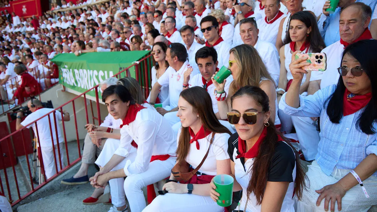 Los tendidos de la plaza de Toros de Pamplona durante la tercera corrida de la Feria del Toro de San Fermín 2025 con toros de Álvaro Núñez para Morante de la Puebla, Roca Rey y Tomás Rufo. IÑIGO ALZUGARAY