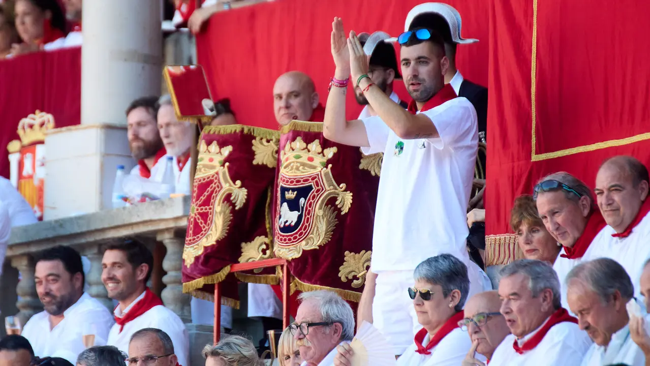 Los tendidos de la plaza de Toros de Pamplona durante la tercera corrida de la Feria del Toro de San Fermín 2025 con toros de Álvaro Núñez para Morante de la Puebla, Roca Rey y Tomás Rufo. IÑIGO ALZUGARAY