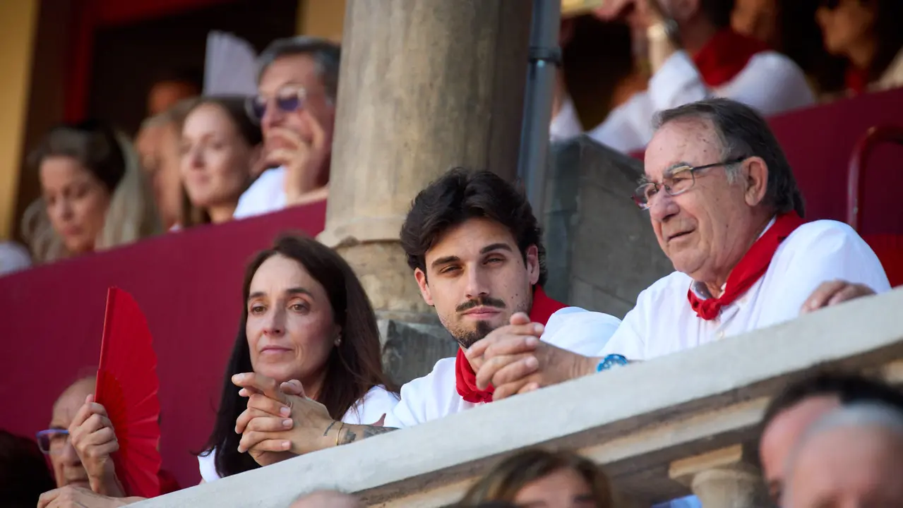 Los tendidos de la plaza de Toros de Pamplona durante la tercera corrida de la Feria del Toro de San Fermín 2025 con toros de Álvaro Núñez para Morante de la Puebla, Roca Rey y Tomás Rufo. IÑIGO ALZUGARAY