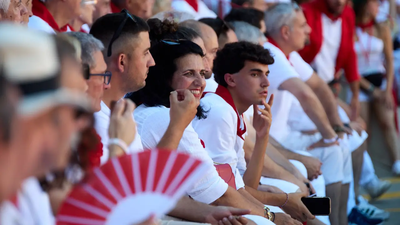 Los tendidos de la plaza de Toros de Pamplona durante la tercera corrida de la Feria del Toro de San Fermín 2025 con toros de Álvaro Núñez para Morante de la Puebla, Roca Rey y Tomás Rufo. IÑIGO ALZUGARAY