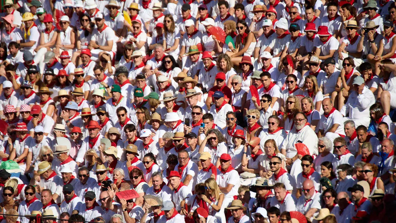 Los tendidos de la plaza de Toros de Pamplona durante la tercera corrida de la Feria del Toro de San Fermín 2025 con toros de Álvaro Núñez para Morante de la Puebla, Roca Rey y Tomás Rufo. IÑIGO ALZUGARAY