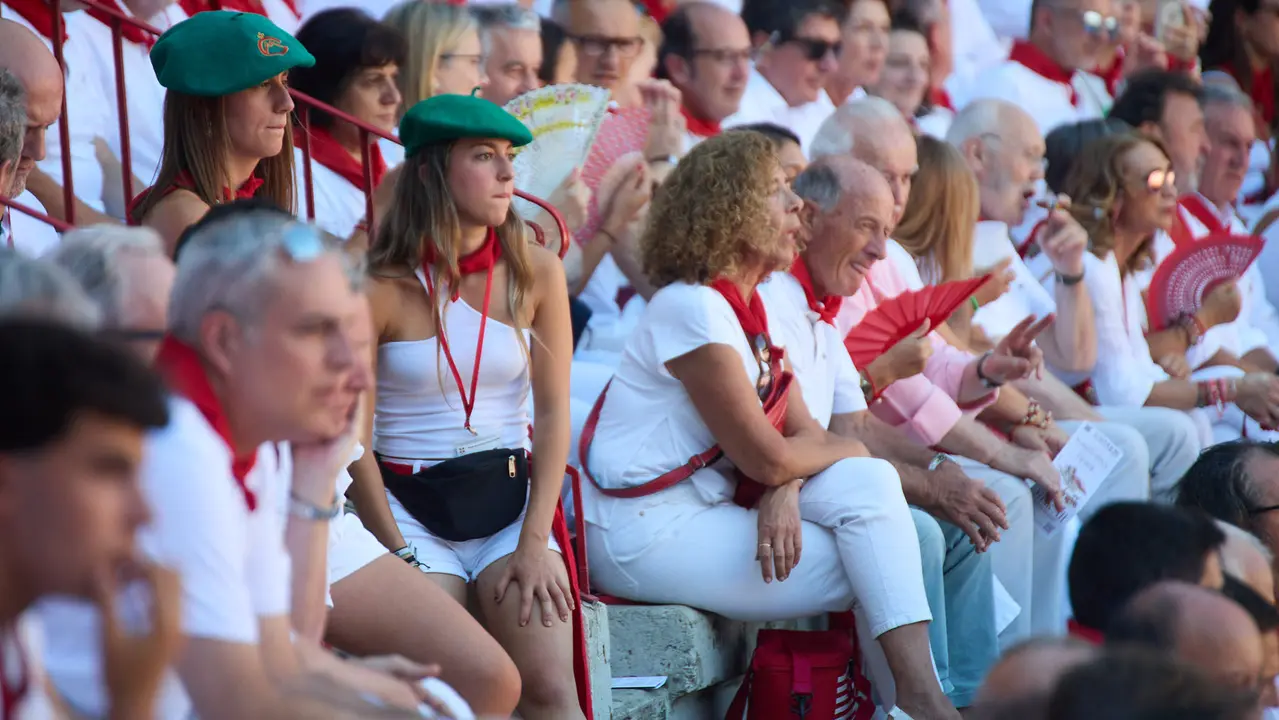Los tendidos de la plaza de Toros de Pamplona durante la tercera corrida de la Feria del Toro de San Fermín 2025 con toros de Álvaro Núñez para Morante de la Puebla, Roca Rey y Tomás Rufo. IÑIGO ALZUGARAY
