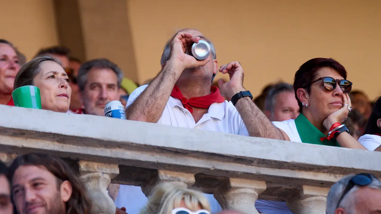 Los tendidos de la plaza de Toros de Pamplona durante la tercera corrida de la Feria del Toro de San Fermín 2025 con toros de Álvaro Núñez para Morante de la Puebla, Roca Rey y Tomás Rufo. IÑIGO ALZUGARAY