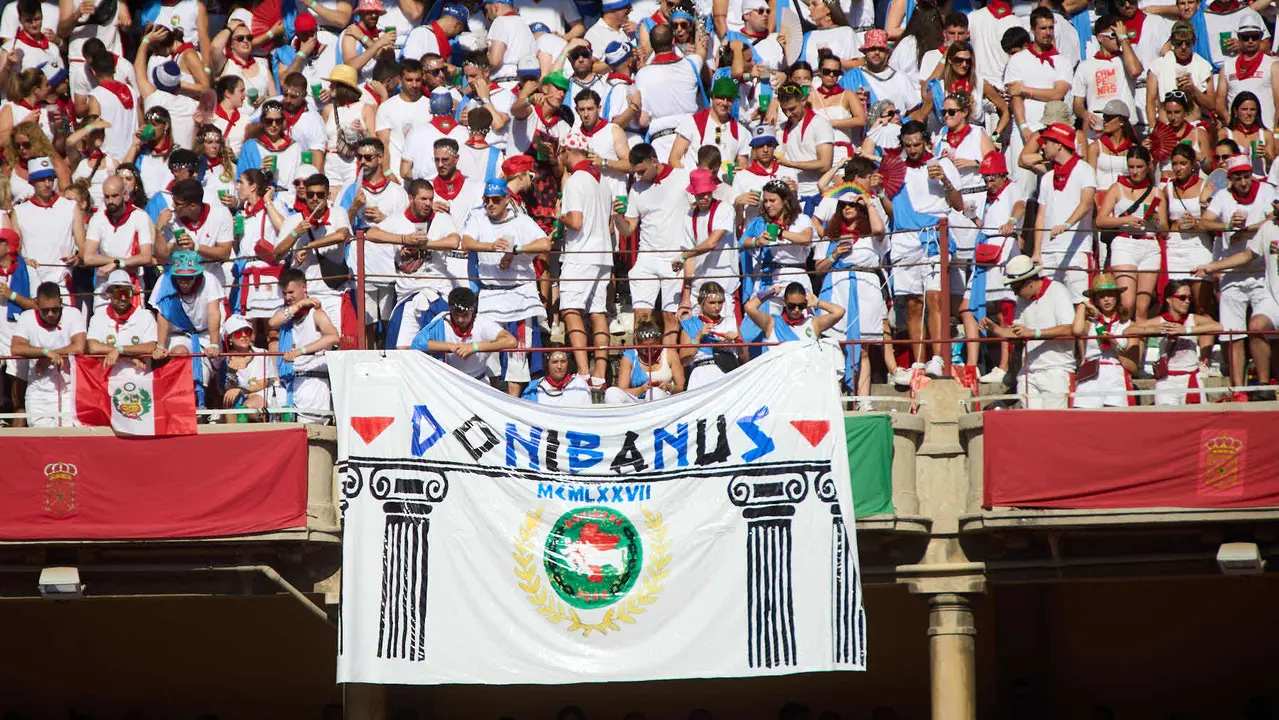 Los tendidos de la plaza de Toros de Pamplona durante la tercera corrida de la Feria del Toro de San Fermín 2025 con toros de Álvaro Núñez para Morante de la Puebla, Roca Rey y Tomás Rufo. IÑIGO ALZUGARAY